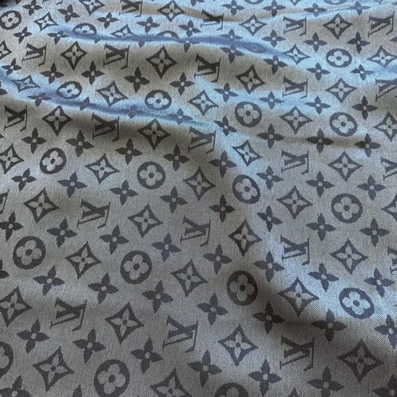 Louis Vuitton silk/wool sharf black and silver Authentic Retail 1200$ - Picture 4 of 7